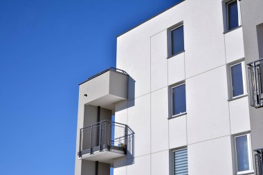 Gündüz gözüyle modern yerleşim yerinin dış tarafında. Modern ve yeni apartman. 