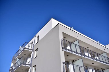 Gündüz gözüyle modern yerleşim yerinin dış tarafında. Modern ve yeni apartman. 