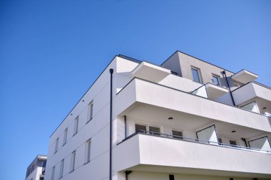 Gündüz gözüyle modern yerleşim yerinin dış tarafında. Modern ve yeni apartman. 