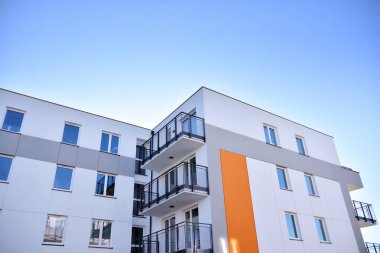 Gündüz gözüyle modern yerleşim yerinin dış tarafında. Modern ve yeni apartman. 