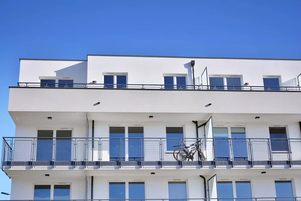 Samtida Bostadshus Utomhus Dagsljus Modern Och Lägenhetsbyggnad — Stockfoto