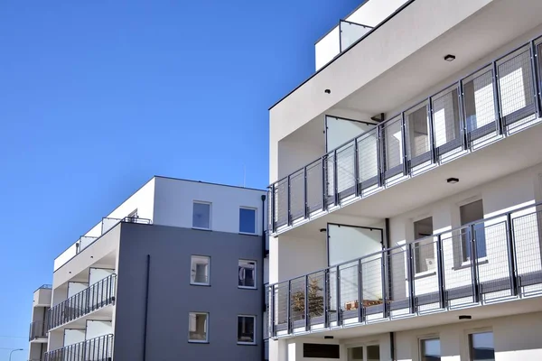 Gündüz Gözüyle Modern Yerleşim Yerinin Dış Tarafında Modern Yeni Apartman — Stok fotoğraf