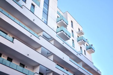 Gündüz gözüyle modern yerleşim yerinin dış tarafında. Modern ve yeni apartman. 
