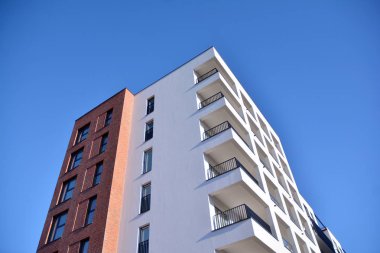 Gündüz gözüyle modern yerleşim yerinin dış tarafında. Modern ve yeni apartman. 