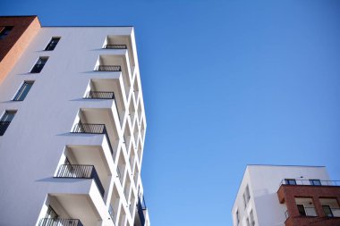 Gündüz gözüyle modern yerleşim yerinin dış tarafında. Modern ve yeni apartman. 