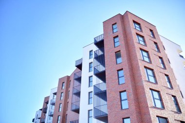 Gündüz gözüyle modern yerleşim yerinin dış tarafında. Modern ve yeni apartman. 