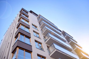 Güneş ışınları kentsel binalar üzerinde ışık etkisi yaratıyor. Düz binaları olan modern bir apartman dairesi. Yeni lüks ev ve ev kompleksinin ayrıntıları. 