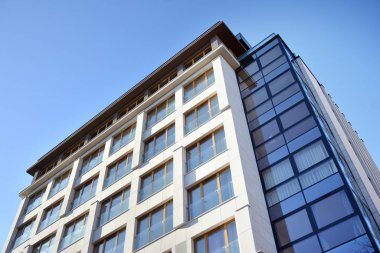 Modern mimarinin mimari detaylarıyla çok katlı yeni bir apartman.. 