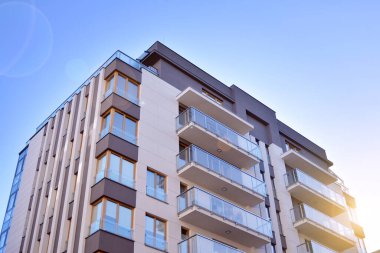 Güneş ışınları kentsel binalar üzerinde ışık etkisi yaratıyor. Düz binaları olan modern bir apartman dairesi. Yeni lüks ev ve ev kompleksinin ayrıntıları. 