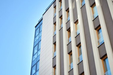 Modern mimarinin mimari detaylarıyla çok katlı yeni bir apartman.. 