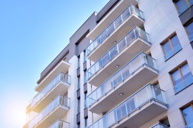 Güneş ışınları kentsel binalar üzerinde ışık etkisi yaratıyor. Düz binaları olan modern bir apartman dairesi. Yeni lüks ev ve ev kompleksinin ayrıntıları. 