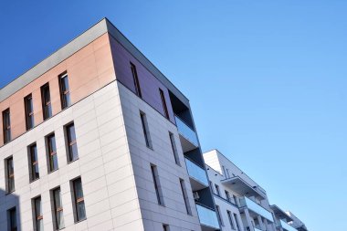 Modern mimarinin mimari detaylarıyla çok katlı yeni bir apartman.. 