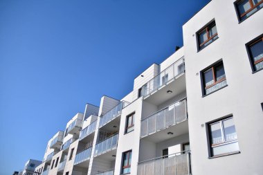 Modern mimarinin mimari detaylarıyla çok katlı yeni bir apartman.. 