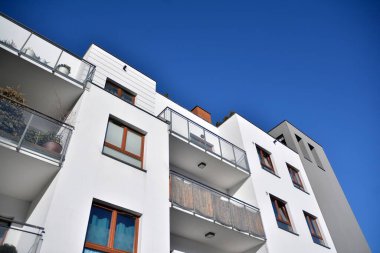 Modern mimarinin mimari detaylarıyla çok katlı yeni bir apartman.. 