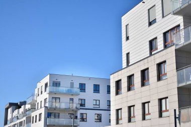 Modern mimarinin mimari detaylarıyla çok katlı yeni bir apartman.. 