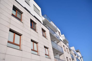 Modern mimarinin mimari detaylarıyla çok katlı yeni bir apartman.. 
