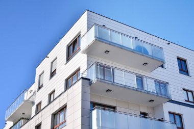 Modern mimarinin mimari detaylarıyla çok katlı yeni bir apartman.. 