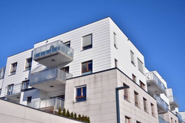 Modern mimarinin mimari detaylarıyla çok katlı yeni bir apartman.. 