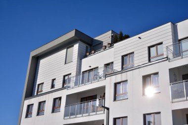 Modern mimarinin mimari detaylarıyla çok katlı yeni bir apartman.. 