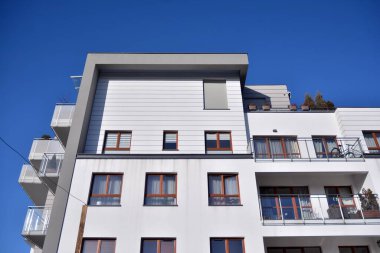 Modern mimarinin mimari detaylarıyla çok katlı yeni bir apartman.. 