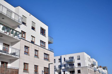 Modern mimarinin mimari detaylarıyla çok katlı yeni bir apartman.. 