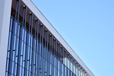 Modern ofis binası cephe parçası. Cam duvar soyut tekstürlü dış.