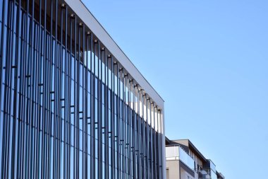 Modern ofis binası cephe parçası. Cam duvar soyut tekstürlü dış.