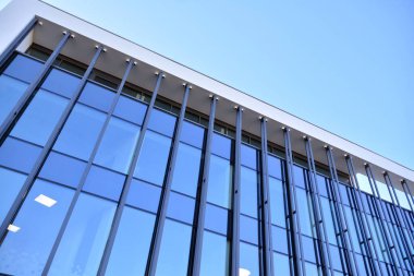 Modern ofis binası cephe parçası. Cam duvar soyut tekstürlü dış.