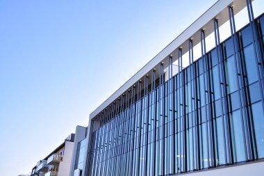 Modern ofis binası cephe parçası. Cam duvar soyut tekstürlü dış.