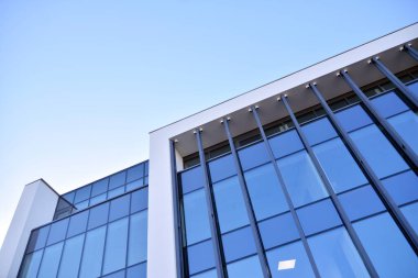 Modern ofis binası cephe parçası. Cam duvar soyut tekstürlü dış.