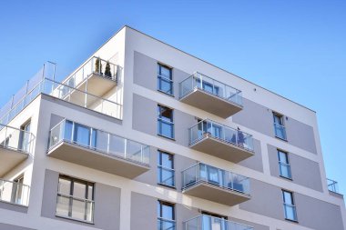 Modern mimarinin mimari detaylarıyla çok katlı yeni bir apartman.. 