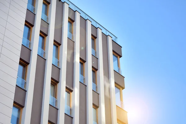 Solen Strålar Ljuseffekter Stadsbyggnader Fragment Moderna Bostadslägenhet Med Platt Byggnader — Stockfoto