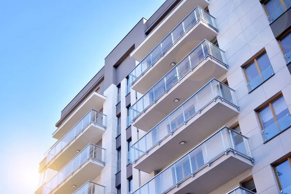 Raios Solares Efeitos Luz Edifícios Urbanos Fragmento Apartamento Residencial Moderno — Fotografia de Stock