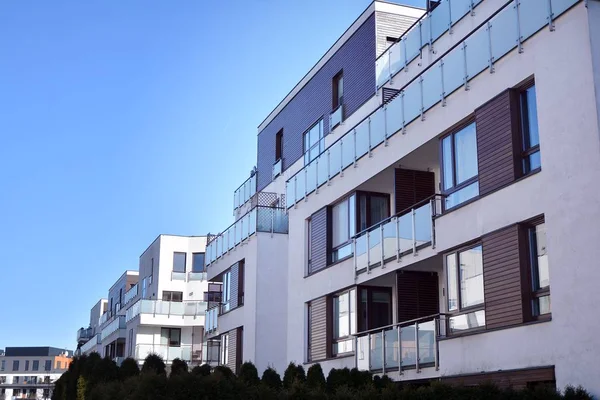 Modern mimarinin mimari detaylarıyla çok katlı yeni bir apartman.. 