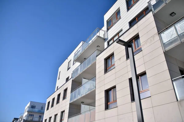 Modern mimarinin mimari detaylarıyla çok katlı yeni bir apartman.. 