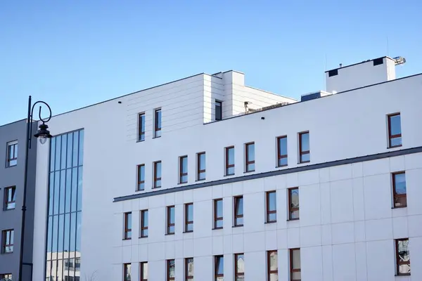 Edificio Apartamentos Moderno Varios Pisos Con Detalles Arquitectónicos Arquitectura Moderna —  Fotos de Stock