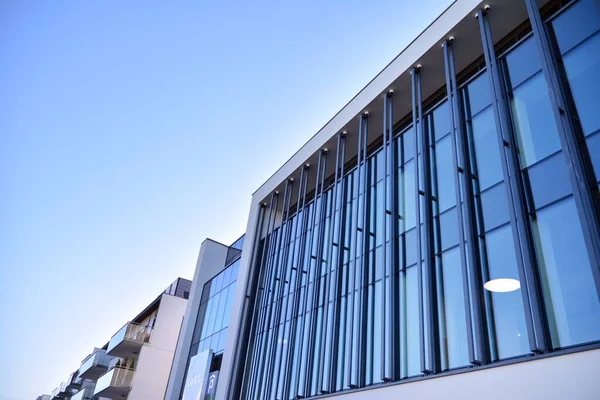 Modern ofis binası cephe parçası. Cam duvar soyut tekstürlü dış.