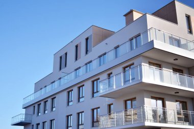 Modern mimarinin mimari detaylarıyla çok katlı yeni bir apartman.. 