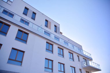 Modern mimarinin mimari detaylarıyla çok katlı yeni bir apartman.. 