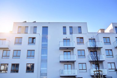 Güneş ışınları kentsel binalar üzerinde ışık etkisi yaratıyor. Düz binaları olan modern bir apartman dairesi. Yeni lüks ev ve ev kompleksinin ayrıntıları. 