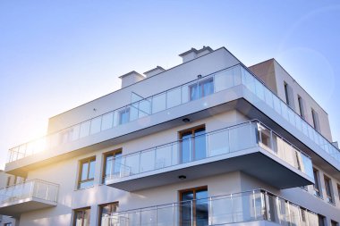 Güneş ışınları kentsel binalar üzerinde ışık etkisi yaratıyor. Düz binaları olan modern bir apartman dairesi. Yeni lüks ev ve ev kompleksinin ayrıntıları. 