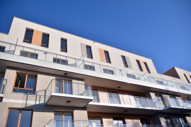 Modern mimarinin mimari detaylarıyla çok katlı yeni bir apartman.. 