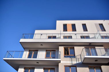 Modern mimarinin mimari detaylarıyla çok katlı yeni bir apartman.. 