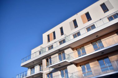 Modern mimarinin mimari detaylarıyla çok katlı yeni bir apartman.. 