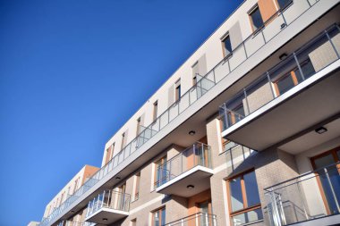 Modern mimarinin mimari detaylarıyla çok katlı yeni bir apartman.. 