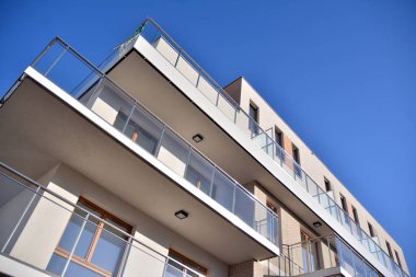 Modern mimarinin mimari detaylarıyla çok katlı yeni bir apartman.. 