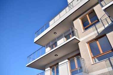 Modern mimarinin mimari detaylarıyla çok katlı yeni bir apartman.. 