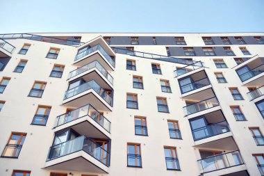 Modern mimarinin mimari detaylarıyla çok katlı yeni bir apartman.. 