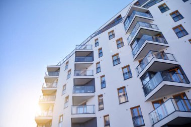 Güneş ışınları kentsel binalar üzerinde ışık etkisi yaratıyor. Düz binaları olan modern bir apartman dairesi. Yeni lüks ev ve ev kompleksinin ayrıntıları. 