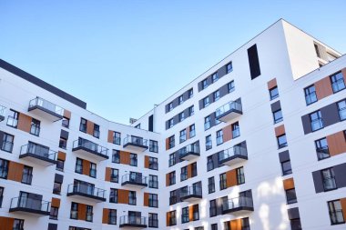 Modern mimarinin mimari detaylarıyla çok katlı yeni bir apartman.. 